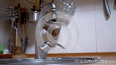 水滴从厨房水龙头或搅拌器掉进水槽 家用厨房 影视素材 视频包括有秋天 流体 流失 行动
