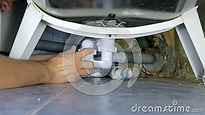 水管工修理洗碗机 和家庭主妇谈谈影视素材 视频包括有男性 检查 雇佣 电工 男人 房子 水管工修理洗碗机 和家庭主妇谈谈影视素材 视频包括有男性 检查 雇佣 电工 男人 房子