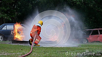 消防灭火性能 消防员穿防火防火服影视素材 视频包括有消防员穿防火防火服 消防灭火性能