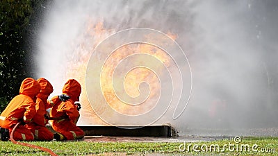 消防灭火性能 消防员穿防火防火服影视素材 视频包括有消防员穿防火防火服 消防灭火性能