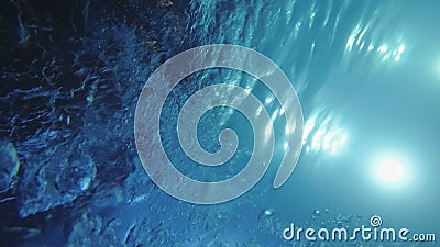 深蓝色水中的气泡 美丽的水海背景影视素材 视频包括有投反对票 流动 空间 下落 透明 深蓝色水中的气泡 美丽的水海背景影视素材 视频包括有投反对票 流动 空间 下落 透明
