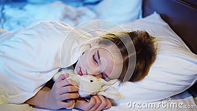 漂亮的少女小睡带着毛绒玩具 看到美好的睡眠和微笑 影视素材 视频包括有漂亮的少女小睡带着毛绒玩具 看到美好的睡眠和微笑 漂亮的少女小睡带着毛绒玩具 看到美好的睡眠和微笑 影视素材 视频包括有漂亮的少女小睡带着毛绒玩具 看到美好的睡眠和微笑