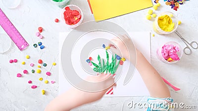 给奶奶做卡的小女孩 彩粉色背景 纸饰多色心手工双色概念影视素材 视频包括有愉快 装饰 给奶奶做卡的小女孩 彩粉色背景 纸饰多色心手工双色概念影视素材 视频包括有愉快 装饰