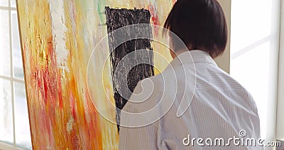 女画画用画布上的画笔 手贴画抽象画股票视频 视频包括有女孩 杰作 五颜六色 女性 图象 女画画用画布上的画笔 手贴画抽象画股票视频 视频包括有女孩 杰作 五颜六色 女性 图象