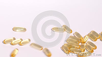 白色背景中投掷omega3黄色软胶丸影视素材 视频包括有虚拟 药片 绿色 印加人 鳕鱼 白色背景中投掷omega3黄色软胶丸影视素材 视频包括有虚拟 药片 绿色 印加人 鳕鱼