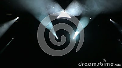 白色舞台灯场景 舞台灯光 白色聚光灯和烟雾影视素材 视频包括有夜总会 蓝蓝 俱乐部 乐趣 白色舞台灯场景 舞台灯光 白色聚光灯和烟雾影视素材 视频包括有夜总会 蓝蓝 俱乐部 乐趣