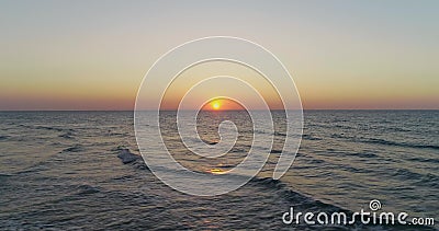 空中无人机俯视海上美丽日落晚上海水面的金色太阳股票视频 视频包括有通风 波纹 和平 寄生虫 空中无人机俯视海上美丽日落晚上海水面的金色太阳股票视频 视频包括有通风 波纹 和平 寄生虫