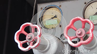 红色工业自来水和压力指示器在消防车股票视频 视频包括有工厂 管道工 工程 费用 维护 传递途径 7111