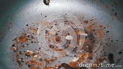 肮脏的阻塞的水盆水槽堵塞与食物微粒的厨房流失影视素材 视频包括有垃圾 憎恶 残余 洗碗机