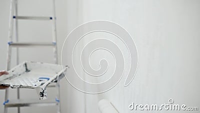 英俊的成熟男子在公寓里修理 人用滚轮把墙刷白 自己做 股票视频 视频包括有纵向 租客