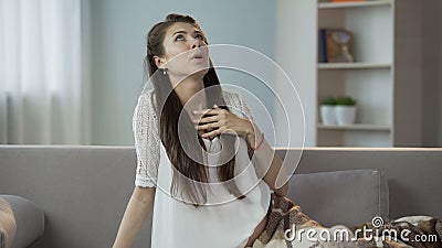怀孕的金发女性恶心 在水间呕吐 中毒股票视频 视频包括有 怀孕的金发女性恶心 在水间呕吐 中毒股票视频 视频包括有