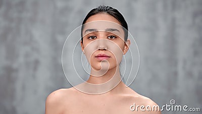 性感裸美少女摆姿势画像4k Red相机的中型特写镜头股票视频 视频包括有方式 关心
