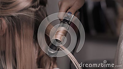 造型师的特写是卷发 在美发沙龙里挥舞 影视素材 视频包括有污点 发刷 女孩 设备 商业 造型师的特写是卷发 在美发沙龙里挥舞 影视素材 视频包括有污点 发刷 女孩 设备 商业
