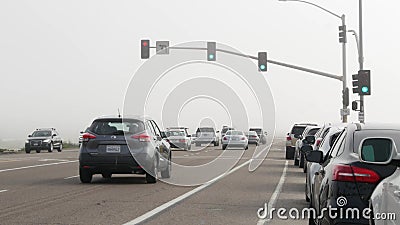 雾蒙蒙的高速公路路面红绿灯信号 太平洋海岸公路雾 加利福尼亚州 影视素材 视频包括有加利福尼亚 海滨 雾蒙蒙的高速公路路面红绿灯信号 太平洋海岸公路雾 加利福尼亚州 影视素材 视频包括有加利福尼亚 海滨