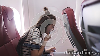 飞机上的少女被纸袋呕吐坐飞机的旅客令人恶心飞行中的恶心乘客影视素材 视频包括有被证章的 青少年 飞机上的少女被纸袋呕吐坐飞机的旅客令人恶心飞行中的恶心乘客影视素材 视频包括有被证章的 青少年