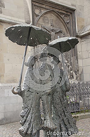 Dei Damen mit Regenschirm mit dem Titel Aachener Wetter, Bronzeskulptur Stock Photo