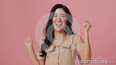 Aantrekkelijke Aziatische vrouw die pret hebben die en in studio glimlachen dansen stock video Aantrekkelijke Aziatische vrouw die pret hebben die en in studio glimlachen dansen stock video