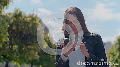 Aantrekkelijke jonge vrouw bij de zonnige stadsstraten en het babbelen met vrienden, blij hipstermeisje die cellphone in openluch stock videobeelden Aantrekkelijke jonge vrouw bij de zonnige stadsstraten en het babbelen met vrienden, blij hipstermeisje die cellphone in openluch stock videobeelden
