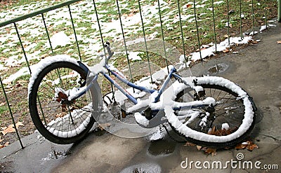 Abandoned bicycle in snow Stock Photo