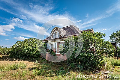 Abandoned home surrounded by shrubs outside Gull Lake, SK Stock Photo