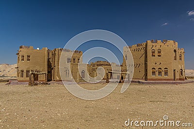 Abandoned mud brick hotel in Al Qasr village in Dakhla oasis, Egy Stock Photo