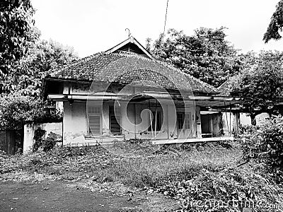 Abandoned residence. It was occupied by officials of Colomadu sugar factory during the reign of Amangkurat IV. Stock Photo