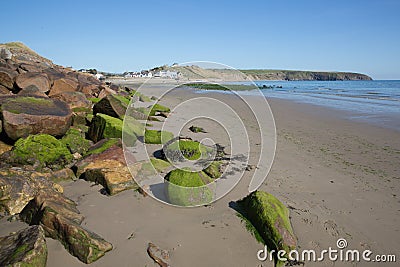 Aberdaron beach with green seaweed Llyn Peninsula Stock Photo