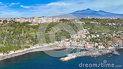 Acireale e Santa Maria la Scala e vulcano Etna vista panoramica dall'alto Stock Photo