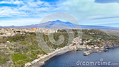 Acireale e Santa Maria la Scala e vulcano Etna vista panoramica dall'alto Stock Photo