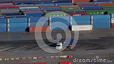 Activiteit in de containerterminal Geschoten op Canon 5D Mark II met Eerste l-Lenzen stock video Activiteit in de containerterminal Geschoten op Canon 5D Mark II met Eerste l-Lenzen stock video