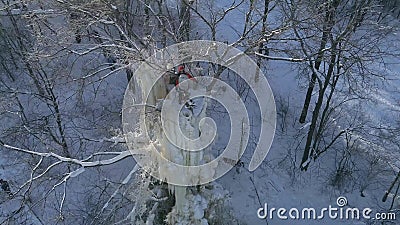 Addestramento e concorrenza rampicante del ghiaccio sulle colonne del ghiaccio La Russia Vista aerea di inverno stock footage Addestramento e concorrenza rampicante del ghiaccio sulle colonne del ghiaccio La Russia Vista aerea di inverno stock footage