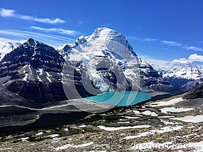 Admiring the incredible views of Berg lake and Mount Robson Glacier in Mount Robson Provincial Park Stock Photo