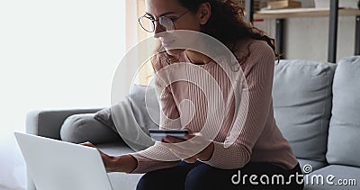 Adolescente heureux tenant la carte de crédit paient en ligne sur l'ordinateur portable banque de vidéos Adolescente heureux tenant la carte de crédit paient en ligne sur l'ordinateur portable banque de vidéos