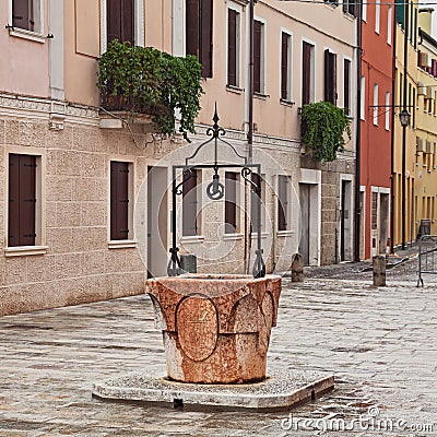 Adria, Rovigo, Veneto, Italy: the ancient water well in the old Stock Photo
