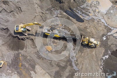 Top view of the stone crusher conveyor belt heavy excavators loading stones into the crusher Stock Photo