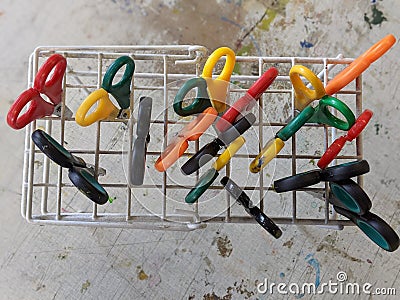 An aerial view of a collection of classroom scissors in a rack Stock Photo