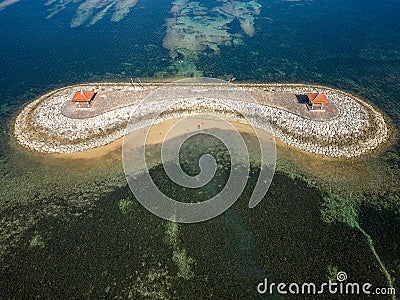 Aerial view of an offshore gazebo sheltered by a large, fringing tropical coral reef Stock Photo
