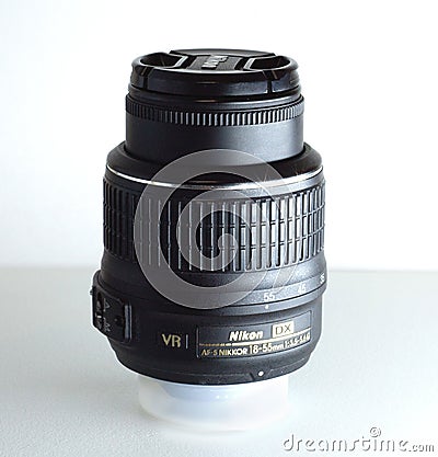 AF-S DX Nikkor 18-55 mm 1: 3.5-5.6 G VR Nikon photo lens Editorial Stock Photo