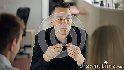 Affärsfolket diskuterar funktionsdugliga problem stock video Affärsfolket diskuterar funktionsdugliga problem stock video