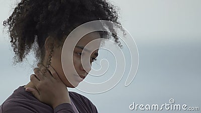 Afgedankt Afrikaans-Amerikaans tieners meisje dat alleen staat, lastige leeftijdsproblemen stock footage Afgedankt Afrikaans-Amerikaans tieners meisje dat alleen staat, lastige leeftijdsproblemen stock footage