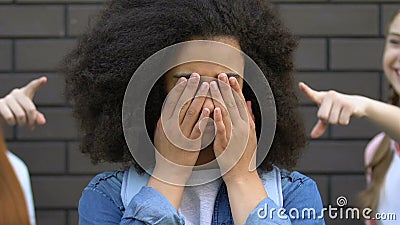 Afgekleed afrikaans amerikaans meisje huilend, slachtoffer van rassenpesterijen op school stock video Afgekleed afrikaans amerikaans meisje huilend, slachtoffer van rassenpesterijen op school stock video