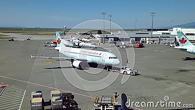 Air Canada-de vliegtuigen treffen aan vlucht bij YVR-luchthaven voorbereidingen Air Canada-de vliegtuigen treffen aan vlucht bij YVR-luchthaven voorbereidingen
