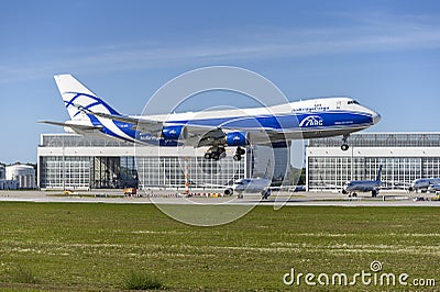 AirBridgeCargo Boeing 747-400F VQ-BWW im Landeanflug auf den Flughafen MÃ¼nchen Editorial Stock Photo