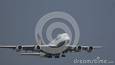 Airbus A380 entfernt sich stock video Airbus A380 entfernt sich stock video