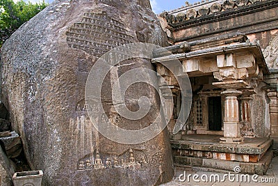 Akhanda Bagilu, Vindhyagiri Hill, Shravanbelgola, Karnataka. A huge rock with several carvings of Jain saints with their followers Stock Photo