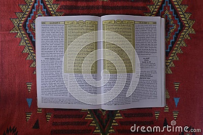 Al Quran di sajadah dengan latar belakang putih. Stock Photo