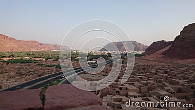 Al ula saudi arabia circa 2018 : Bilar som spolas upp i al ula stad saudi arabia i kamerabaserad bild av hyperlapse Al ula saudi arabia circa 2018 : Bilar som spolas upp i al ula stad saudi arabia i kamerabaserad bild av hyperlapse