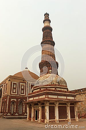 Alai gate and Qutub Minar, Delhi Stock Photo