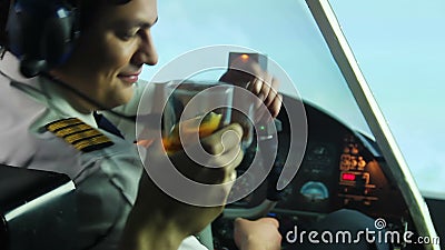 Alcool potable pilote fol dans l'habitacle et l'avion de navigation, fou dangereux banque de vidéos Alcool potable pilote fol dans l'habitacle et l'avion de navigation, fou dangereux banque de vidéos