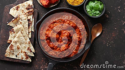 Alimento piccante della carne del curry del pollo di masala indiano tradizionale di tikka in pentola del ghisa video d archivio Alimento piccante della carne del curry del pollo di masala indiano tradizionale di tikka in pentola del ghisa video d archivio